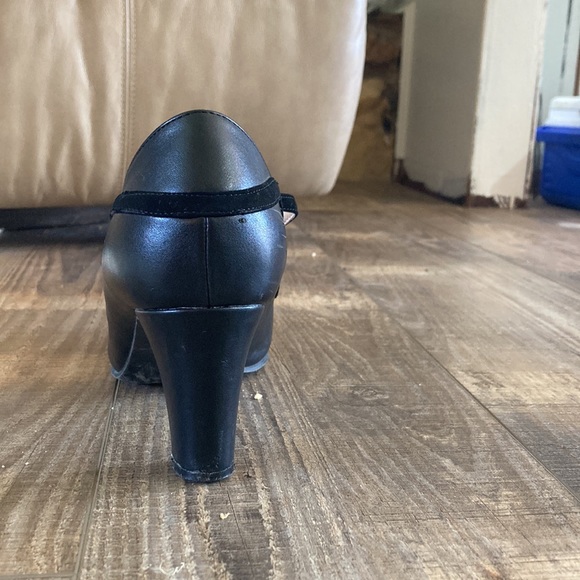 Black heels - Picture 3 of 5